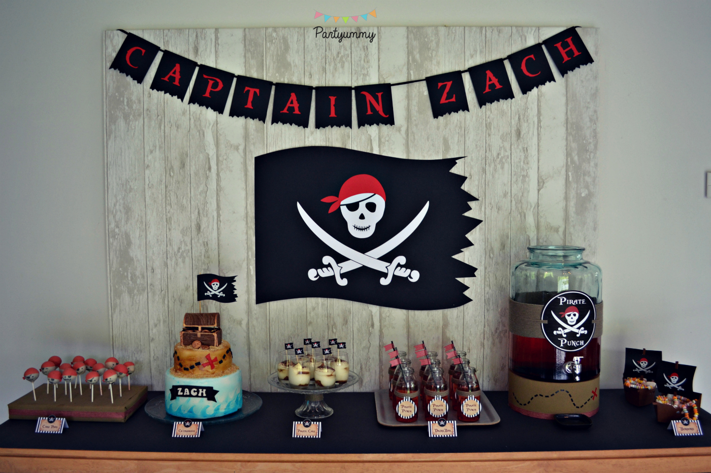 sweet-table-pirate-anniversaire-drapeau-tete-mort