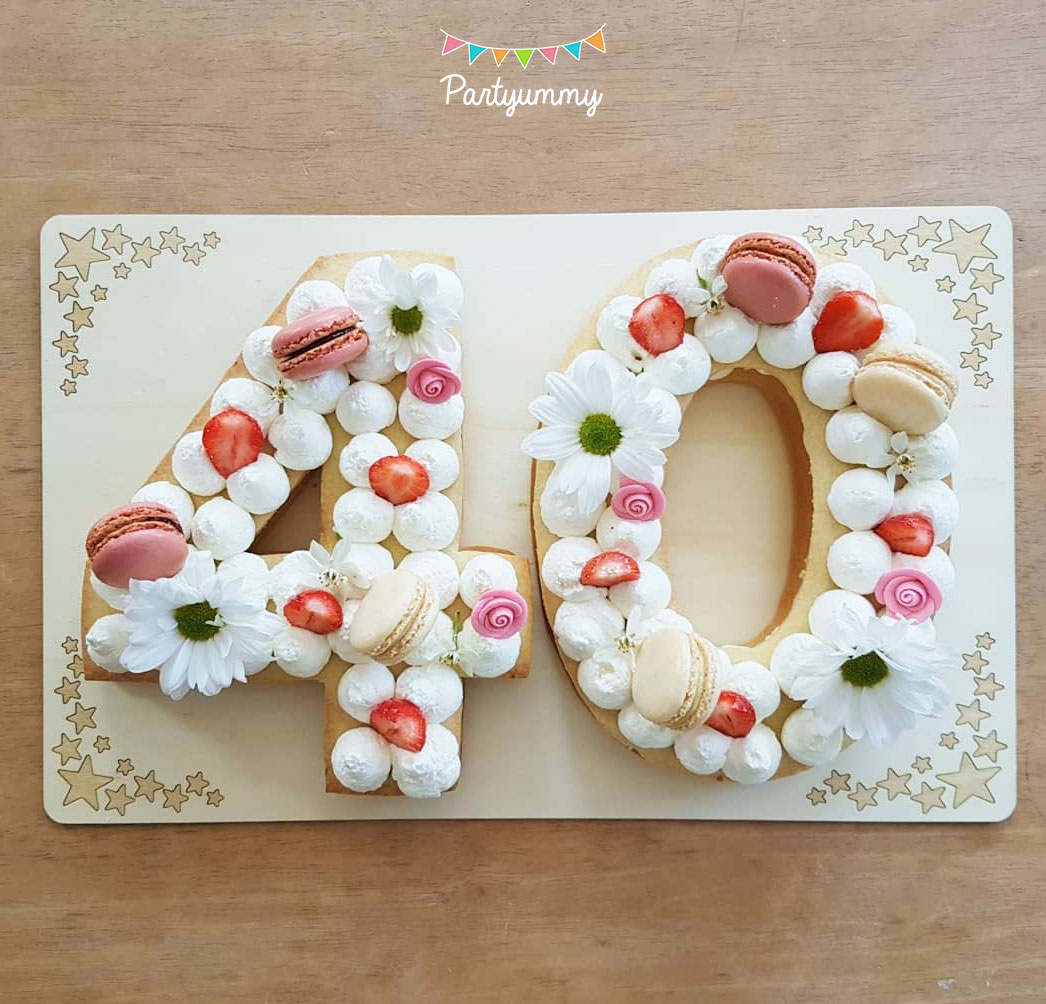 Number cake chiffre nombre 40 avec pâte sablés, chantilly, macarons, fraises et fleurs fraiches